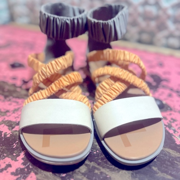 SOREL Ella Li strappy flat sandals sz 8.5 - worn once - Picture 2 of 8